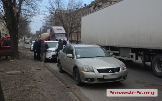 Авария на Никольской спровоцировала небольшую автомобильную пробку Фото № 1 Авария на Никольской спровоцировала небольшую автомобильную пробку Фото № 1