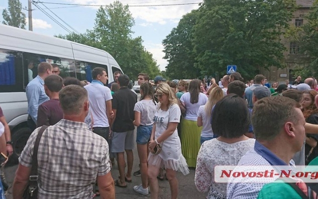 Жители Николаева остановили кортеж Владимира Зеленского Фото № 1 Жители Николаева остановили кортеж Владимира Зеленского Фото № 1
