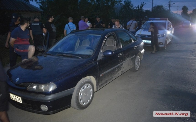 В микрорайоне Широкая Балка полиция задержала двух подозреваемых в торговле наркотиков Фото № 0 В микрорайоне Широкая Балка полиция задержала двух подозреваемых в торговле наркотиков Фото № 0