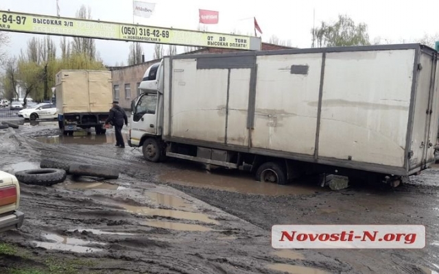 Улица Новозаводская после дождя снова стала непроездной, фуры проваливаются в ямы Фото № 2 Улица Новозаводская после дождя снова стала непроездной, фуры проваливаются в ямы Фото № 2