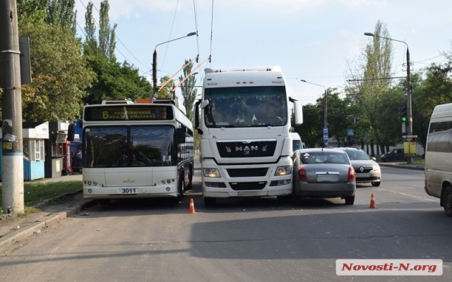 На Героев Сталинграда не смогли разминуться автомобиль и седельный тягач Фото № 5 На Героев Сталинграда не смогли разминуться автомобиль и седельный тягач Фото № 5