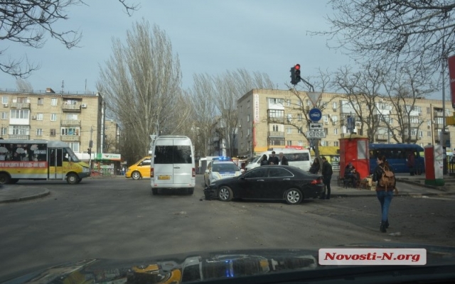Маршрутка и автомобиль столкнулись на Богоявленском проспекте Фото № 2 Маршрутка и автомобиль столкнулись на Богоявленском проспекте Фото № 2