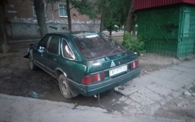 На Космонавтов автомобиль врезался в дерево Фото № 3 На Космонавтов автомобиль врезался в дерево Фото № 3