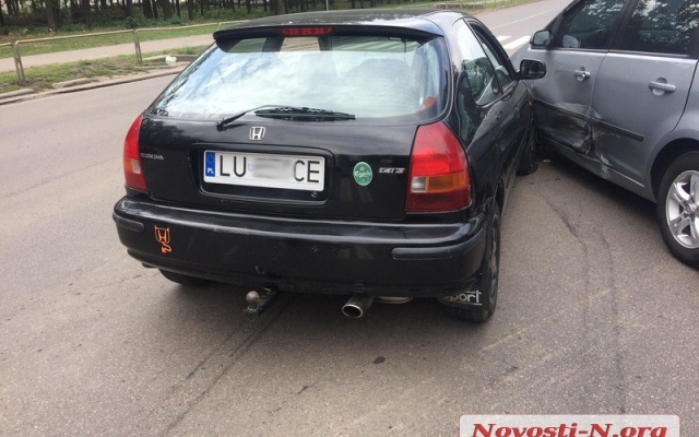 Авария на дороге: перекресток стал слишком мал для двух иномарок Фото № 1 Авария на дороге: перекресток стал слишком мал для двух иномарок Фото № 1