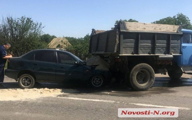 На трассе иномарка влетела под грузовой автомобиль, есть пострадавшие Фото № 2 На трассе иномарка влетела под грузовой автомобиль, есть пострадавшие Фото № 2