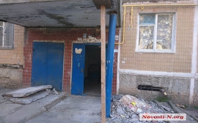 Обрушилась стена и перегородила вход в подъезд жилого дома Фото № 1 Обрушилась стена и перегородила вход в подъезд жилого дома Фото № 1