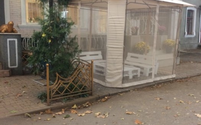 В Николаеве владелец кафе во время конфликта вылил на девушку ведро фекалий Фото № 10 В Николаеве владелец кафе во время конфликта вылил на девушку ведро фекалий Фото № 10