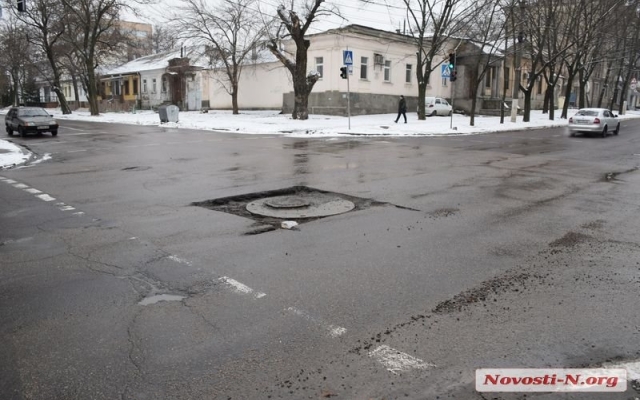 Огромная яма на углу Николаской и Артиллерийской: владельцы трех автомобилей намерены подавать в суд на дорожные службы Фото № 8 Огромная яма на углу Николаской и Артиллерийской: владельцы трех автомобилей намерены подавать в суд на дорожные службы Фото № 8
