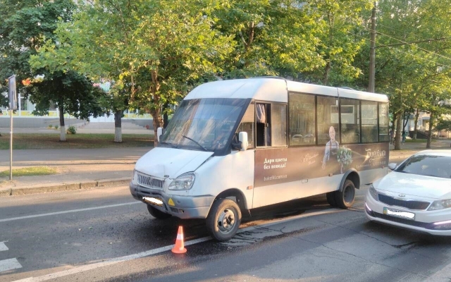На Центральном проспекте маршрутка врезалась в автомобиль, есть пострадавшие Фото № 4 На Центральном проспекте маршрутка врезалась в автомобиль, есть пострадавшие Фото № 4