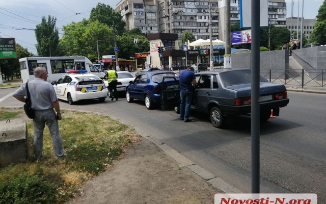 Из-за неработающего светофора на Центральном проспекте столкнулись три автомобиля, есть пострадавшие Фото № 8 Из-за неработающего светофора на Центральном проспекте столкнулись три автомобиля, есть пострадавшие Фото № 8