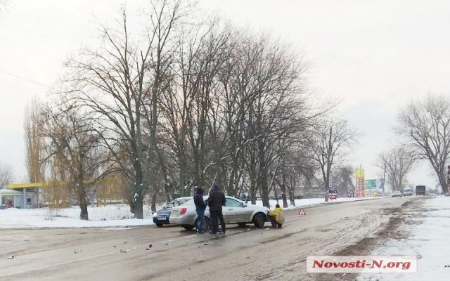В результате столкновения один из участников аварии врезался в огромный пень Фото № 5 В результате столкновения один из участников аварии врезался в огромный пень Фото № 5