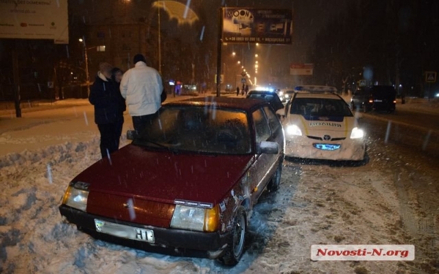 Для двух автомобилей дорога оказалась слишком узкой, в ход пошел газовый баллончик Фото № 1 Для двух автомобилей дорога оказалась слишком узкой, в ход пошел газовый баллончик Фото № 1