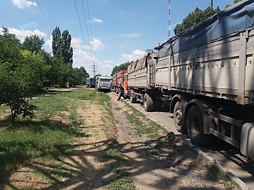 На Авангардной скопилось большое количество зерновозов, движение на Богоявленском проспекте частично заблокировано Фото № 12 На Авангардной скопилось большое количество зерновозов, движение на Богоявленском проспекте частично заблокировано Фото № 12