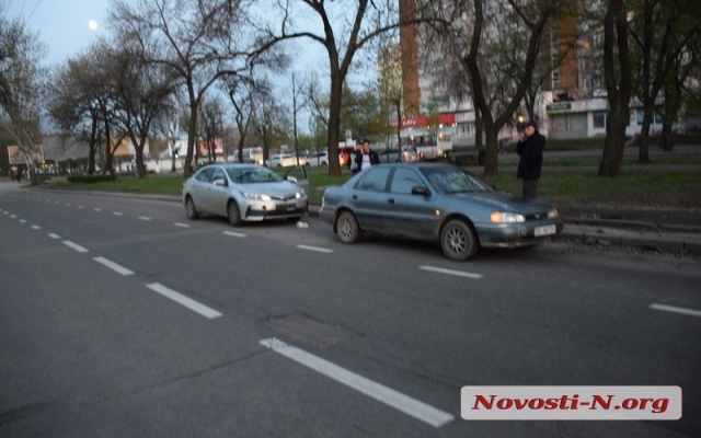 На Центральном проспекте из-за ямы столкнулись два автомобиля Фото № 1 На Центральном проспекте из-за ямы столкнулись два автомобиля Фото № 1