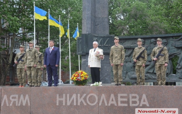 Жители Николаева возложили цветы к Стеле воинам-освободителям Фото № 2 Жители Николаева возложили цветы к Стеле воинам-освободителям Фото № 2