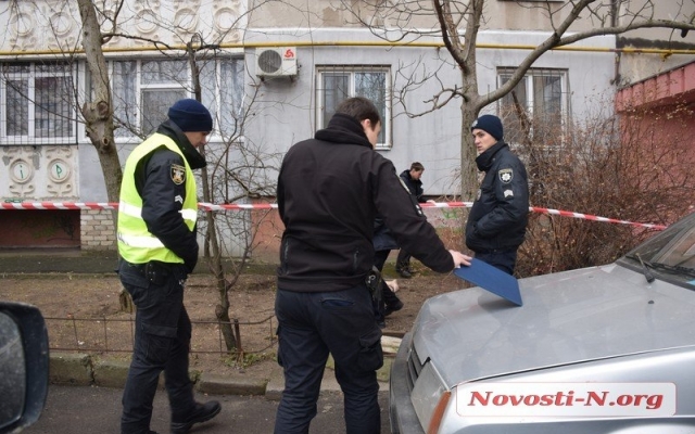На Лазурной мужчина выбросился из окна многоэтажного дома Фото № 0 На Лазурной мужчина выбросился из окна многоэтажного дома Фото № 0