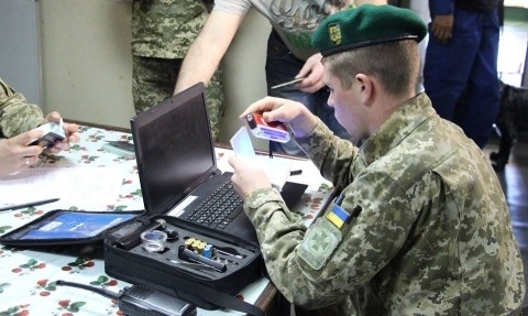 На судне в Николаевском морпорту пограничники обнаружили нелегалов из Сирии Фото № 0 На судне в Николаевском морпорту пограничники обнаружили нелегалов из Сирии Фото № 0