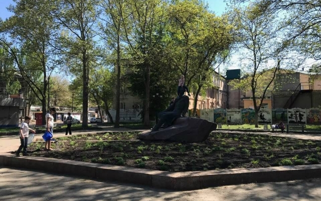 Николаевцы высадили многолетние цветы в Пушкинском сквере Фото № 6 Николаевцы высадили многолетние цветы в Пушкинском сквере Фото № 6