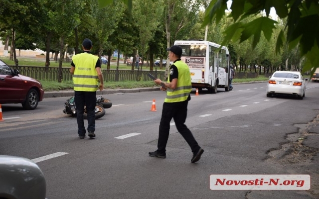 На Центральном проспекте мотоцикл столкнулся с маршрутным такси, есть пострадавшие Фото № 0 На Центральном проспекте мотоцикл столкнулся с маршрутным такси, есть пострадавшие Фото № 0