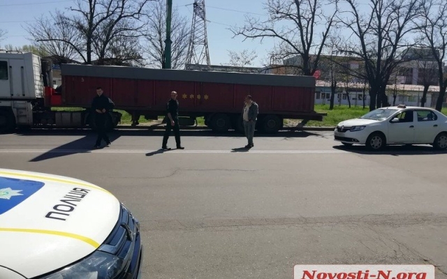 На Космонавтов автомобиль сбил 19-летнюю девушку Фото № 1 На Космонавтов автомобиль сбил 19-летнюю девушку Фото № 1