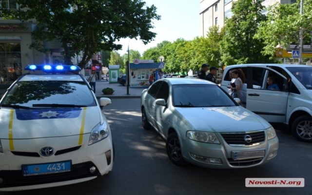 Авария на Соборной улице, микроавтобус столкнулся с автомобилем Фото № 2 Авария на Соборной улице, микроавтобус столкнулся с автомобилем Фото № 2