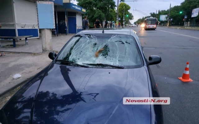 На Героев Сталинграда автомобиль насмерть сбил молодую женщину Фото № 0 На Героев Сталинграда автомобиль насмерть сбил молодую женщину Фото № 0