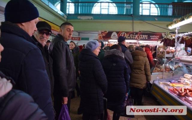 Новогодний бум: на рынках Николаева огромные очереди за колбасой, курицей и корейскими солениями Фото № 9 Новогодний бум: на рынках Николаева огромные очереди за колбасой, курицей и корейскими солениями Фото № 9