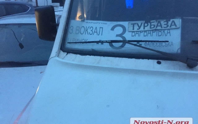 На Никольской столкнулись автомобиль и маршрутка Фото № 1 На Никольской столкнулись автомобиль и маршрутка Фото № 1