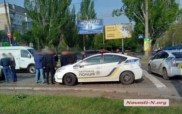 На Центральном проспекте спецназовцы задержали водителя автомобиля с пистолетом Фото № 4 На Центральном проспекте спецназовцы задержали водителя автомобиля с пистолетом Фото № 4