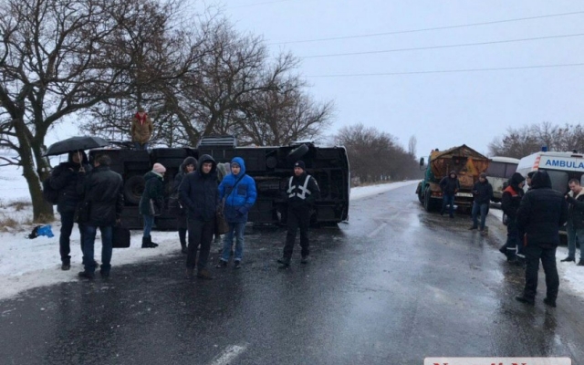 На трассе «Николаев-Одесса» возле села Половинки перевернулся рейсовый автобус, есть травмированные Фото № 5 На трассе «Николаев-Одесса» возле села Половинки перевернулся рейсовый автобус, есть травмированные Фото № 5