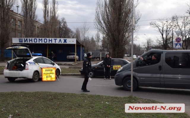 На Чигрина из-за сильного порыва ветра на маршрутку рухнуло дерево, пострадали дети Фото № 11 На Чигрина из-за сильного порыва ветра на маршрутку рухнуло дерево, пострадали дети Фото № 11