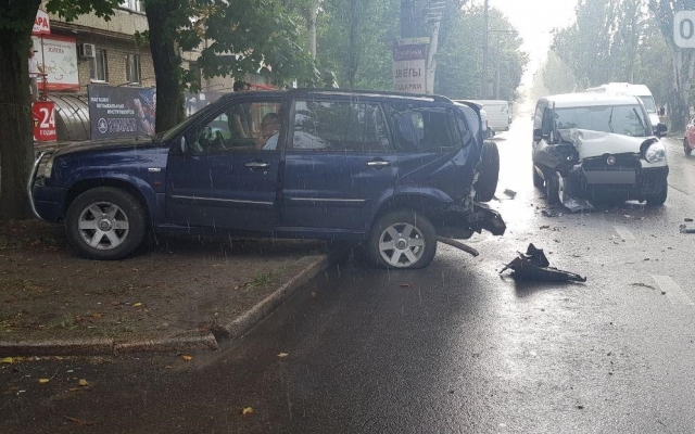 На Центральном проспекте из-за технической неисправности машину откинуло на припаркованный автомобиль Фото № 4 На Центральном проспекте из-за технической неисправности машину откинуло на припаркованный автомобиль Фото № 4