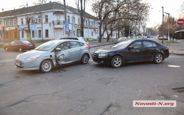 На Спасской водитель так сильно спешил, что не пропустил другой автомобиль Фото № 0 На Спасской водитель так сильно спешил, что не пропустил другой автомобиль Фото № 0