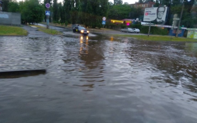 В Николаеве после второго ливня оказался затопленным Центральный проспект Фото № 1 В Николаеве после второго ливня оказался затопленным Центральный проспект Фото № 1