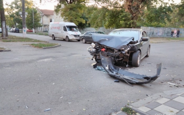 В центре Николаева столкнулись Kia и Mitsubishi Фото № 2 В центре Николаева столкнулись Kia и Mitsubishi Фото № 2