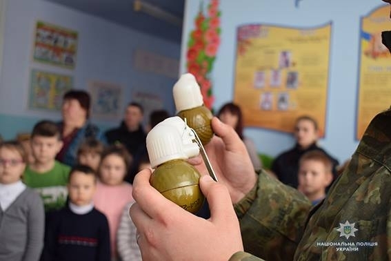 Ученики Веснянской школы провели один день с полицейскими и познакомились с их работой Фото № 19 Ученики Веснянской школы провели один день с полицейскими и познакомились с их работой Фото № 19