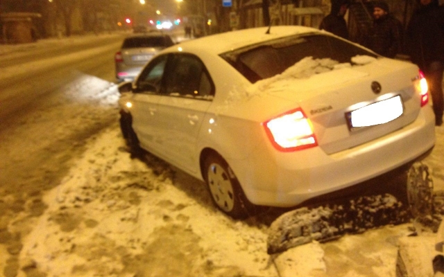 На Пушкинской на скользкой дороге автомобиль вылетел на встречную полосу и протаранил другую машину Фото № 5 На Пушкинской на скользкой дороге автомобиль вылетел на встречную полосу и протаранил другую машину Фото № 5