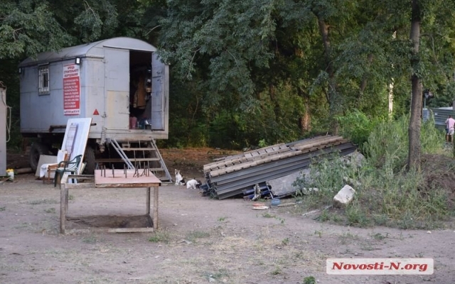 Забор вокруг скандальной стройки в микрорайоне «Леваневцев» начали восстанавливать Фото № 5 Забор вокруг скандальной стройки в микрорайоне «Леваневцев» начали восстанавливать Фото № 5