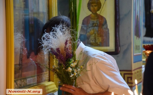 Православные Николаева сегодня отмечают день Святой Троицы Фото № 8 Православные Николаева сегодня отмечают день Святой Троицы Фото № 8