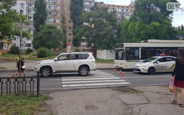 На Центральном проспекте на пешеходном переходе автомобиль сбил пожилую женщину Фото № 1 На Центральном проспекте на пешеходном переходе автомобиль сбил пожилую женщину Фото № 1