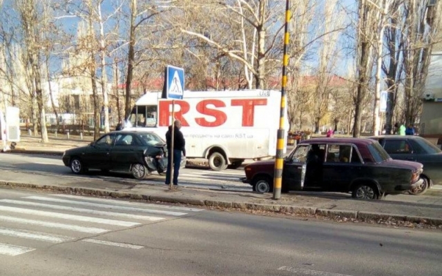 На проспекте Корабелов столкнулись три автомобиля Фото № 0 На проспекте Корабелов столкнулись три автомобиля Фото № 0