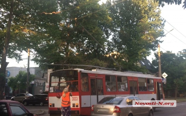 Движение на Большой Морской заблокировано: два дорожных инцидента с участием трех машин и троллейбуса Фото № 6 Движение на Большой Морской заблокировано: два дорожных инцидента с участием трех машин и троллейбуса Фото № 6
