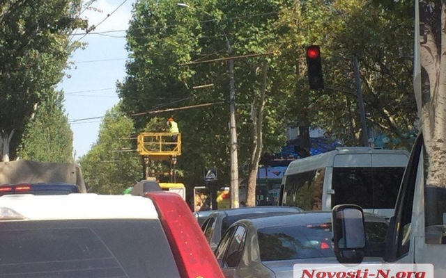 На Центральном проспекте оборвались провода контактной сети, образовалась автопробка Фото № 1 На Центральном проспекте оборвались провода контактной сети, образовалась автопробка Фото № 1