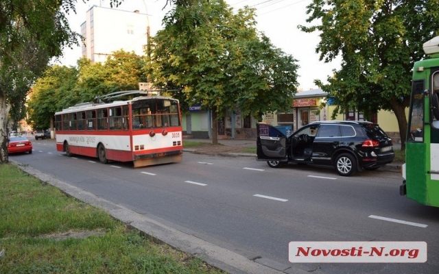 На Центральном проспекте водитель припаркованного кроссовера открыл дверь и в этот момент промчался троллейбус Фото № 5 На Центральном проспекте водитель припаркованного кроссовера открыл дверь и в этот момент промчался троллейбус Фото № 5