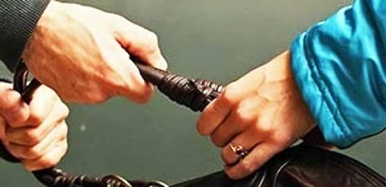 Неравнодушные граждане догнали грабителя и передали его в руки сотрудникам полиции Фото № 0 Неравнодушные граждане догнали грабителя и передали его в руки сотрудникам полиции Фото № 0