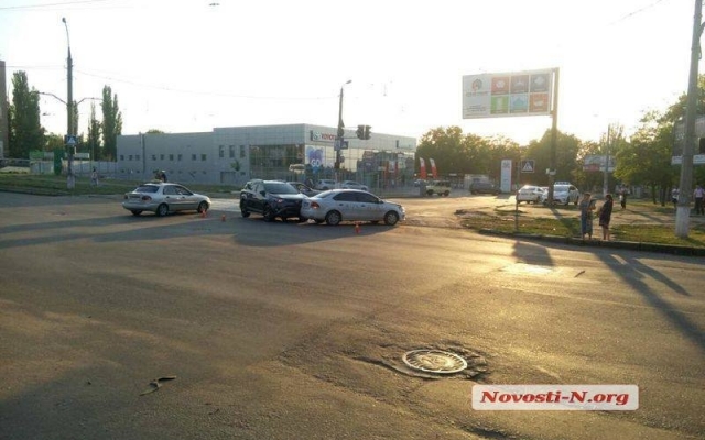 В Николаеве в ДТП попал новый автомобиль выехавший из салона Фото № 5 В Николаеве в ДТП попал новый автомобиль выехавший из салона Фото № 5