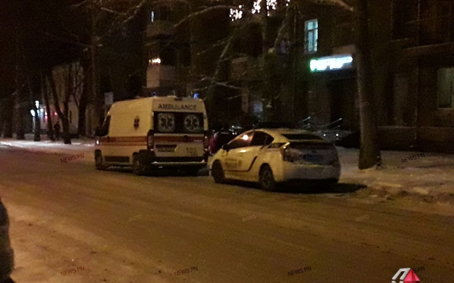 Возле николаевской мэрии прямо на снегу уснула нетрезвая женщина, патрульные согрели ее и вызвали «скорую помощь» Фото № 1 Возле николаевской мэрии прямо на снегу уснула нетрезвая женщина, патрульные согрели ее и вызвали «скорую помощь» Фото № 1