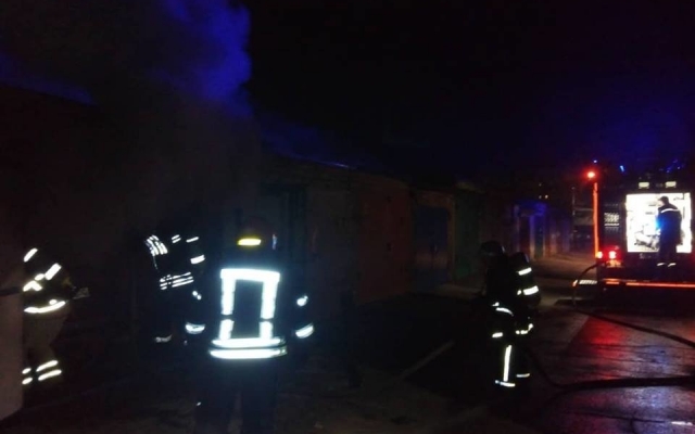 На Самойловича сгорел гараж вместе с автомобилем Фото № 4 На Самойловича сгорел гараж вместе с автомобилем Фото № 4