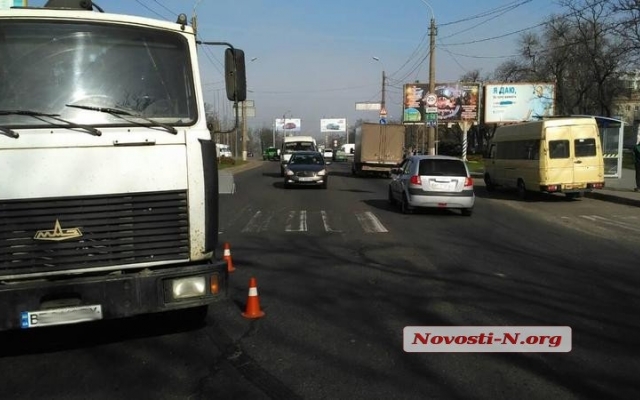 Перед Варваровским мостом на пешеходном переходе грузовик сбил женщину Фото № 1 Перед Варваровским мостом на пешеходном переходе грузовик сбил женщину Фото № 1