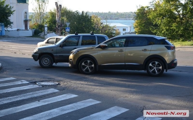 На Никольской авария без жертв, но с механическими повреждениями Фото № 1 На Никольской авария без жертв, но с механическими повреждениями Фото № 1